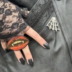 Vampire Kiss Ring -Creepy Wear World R2VK 3